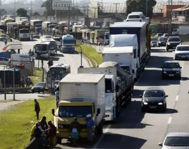 Caminhoneiros e taxistas receberão auxílio