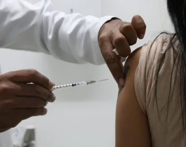 Vacinação contempla a aplicação da 1ª à 4ª dose para pessoas a partir de 18 anos