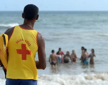 Os salva-vidas realizam preventivas, orientando banhistas sobre eventuais perigos