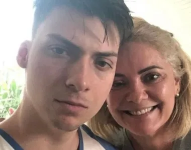 Mãe e filho deixam imóvel que está sendo alvo da investigação da Polícia Federal