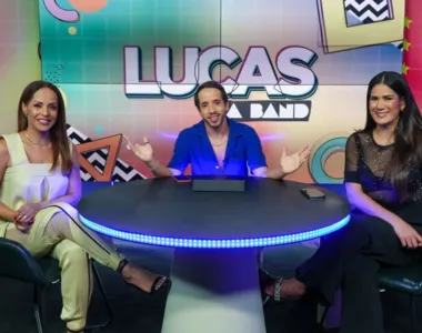 Lucas, ao centro, com Carla Cristina e Juliana Guimarães