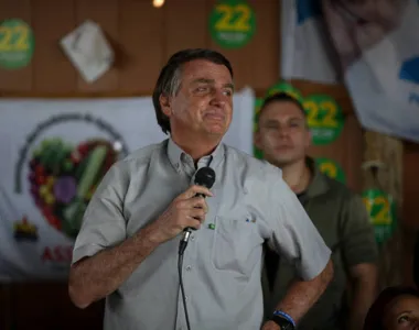 A campanha de Bolsonaro ainda entregou documentos que contém lista com oito rádios e os horários em que teriam reproduzido mais inserções de programa eleitoral de Luiz Inácio Lula da Silva (PT) do que do atual mandatário da República.