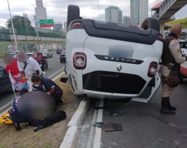 Motorista fica ferido após carro capotar na Av. Paralela, em Salvador; trânsito ficou congestionado