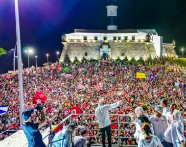 Lula é recebido em ato histórico em Salvador no dia 12 de outubro