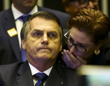 Carla Zambelli e Bolsonaro durante sessão