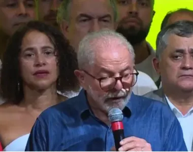 Ainda no seu discurso, Lula destaca que o combate à fome e à miséria será prioridade do seu governo