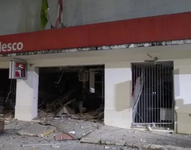 Homens armados invadem agências da Caixa Econômica Federal, Bradesco e Banco do Brasil e explodem caixas eletrônicos.