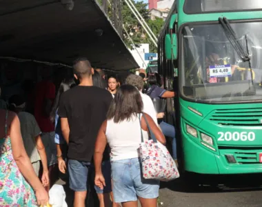 Mulheres saem na mão dentro de ônibus em Salvador.