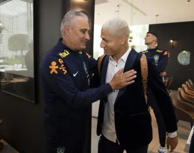A comissão técnica desembarcou em Turim na noite de sábado (12), junto com o goleiro Weverton (Palmeiras), o meia Everton Ribeiro e o atacante Pedro - ambos do Flamengo.
