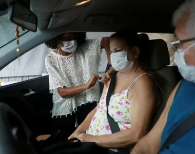 Vacinação em Salvador volta no esquema Liberou Geral
