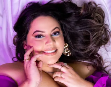 Mirando o verão, cantora Layla Santiago lança single autoral.