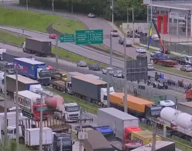 Caminhoneiros voltam a interditar rodovias