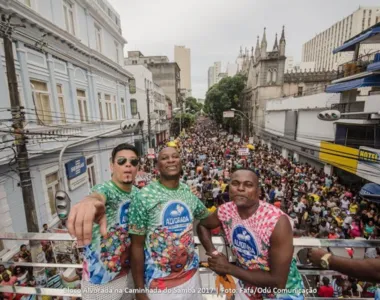 Bloco Alvorada inicia cortejo da 15ª Caminhada do Samba