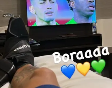O atacante Neymar trata de uma entorse que sofreu no tornozelo direito