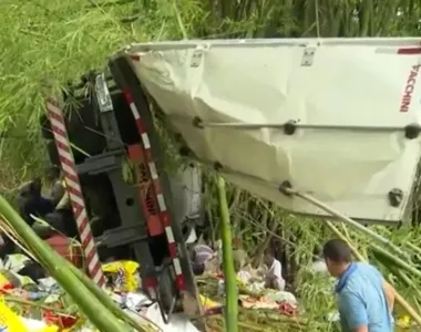 Carga de caminhão é roubada após veículo cair em ribanceira na Bahia