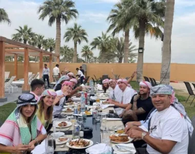 Pai de Neymar com a namorada e os amigos no Qatar