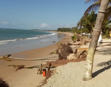 Após resgatar filho, Turistas é arrastado por onda em Guarajuba