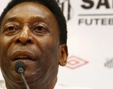 "Estou forte", declara Pelé nas redes sociais