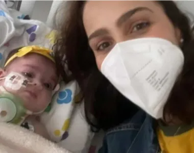 Letícia com a filha no hospital durante o jogo do Brasil
