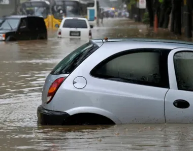 Diversos imóveis e veículos foram arrastados pelas enchentes