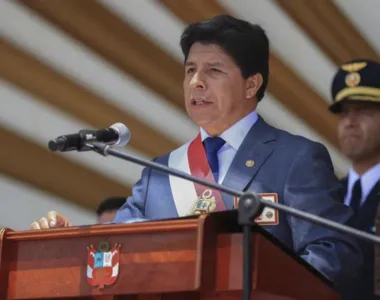 Presidente do Peru entrou no clima do Natal e caiu feito a ave