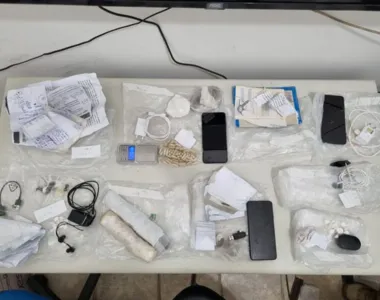 Cerca de 11 celulares, 10 facas e aproximadamente 2 kg de maconha e cocaína foram encontrados em celas