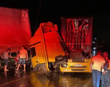 Cabine de um dos veículos se solta parando via da BR