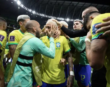 Jogadores consolam Neymar após eliminação
