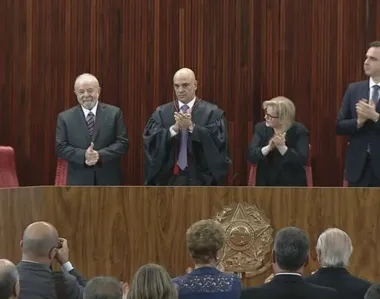 Presidente recebe o diploma das mãos de Alexandre de Moraes