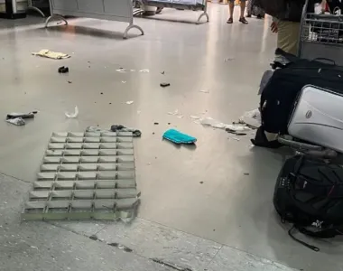 Imagens feitas no local mostram a mala danificada e uma parte do teto do aeroporto no chão, já que a bagagem chegou a bater no forro