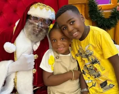Sobrinho de influencer se emociona ao conhecer Papai Noel negro