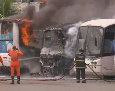 Incêndio atinge ônibus intermunicipais em Salvador