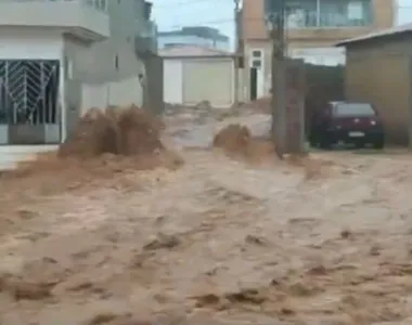 Chuva provoca enxurrada em cidade no interior da Bahia