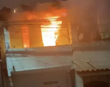 Incêndio em poste atinge casa em Campinas de Pirajá