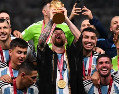 Messi levantou o troféu de campeão no Qatar