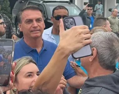 Bolsonaro (PL) conversou com cerca de 50 apoiadores, deu autógrafos e tirou foto
