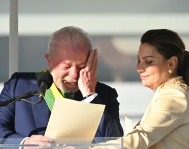 Lula, ao lado da primeira-dama Rosângela Silva, se emociona em discurso