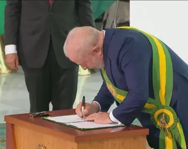 Lula assinou os decretos no domingo