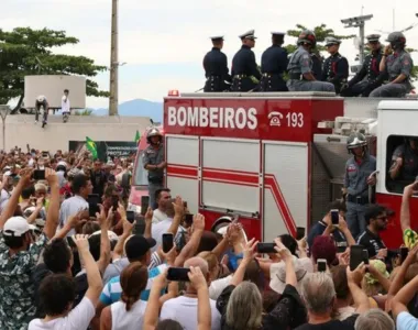 Corpo de Pelé ainda desfilou pelas ruas de Santos