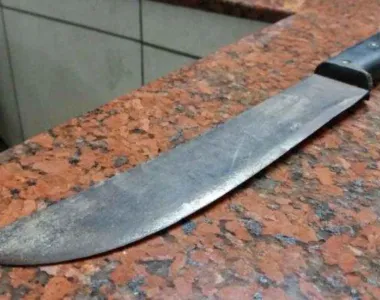 Assaltante usou um facão para roubar uma farmácia na Pituba