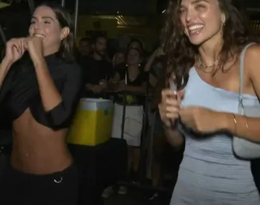 Deborah Secco e Rafa Kalimann se encontram no Pelourinho para assistir ensaio do Olodum