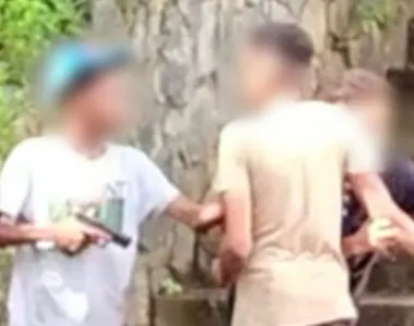 Adolescentes usaram uma arma de fogo na tentativa de roubar um celular