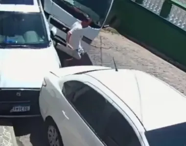 Homem escapa de ser prensado contra veículos durante acidente