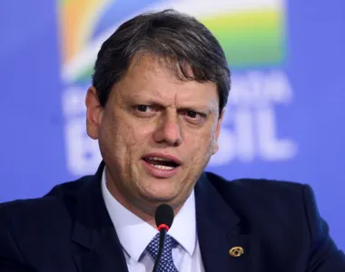 Governador de São Paulo mostra lealdade ao clã Bolsonaro
