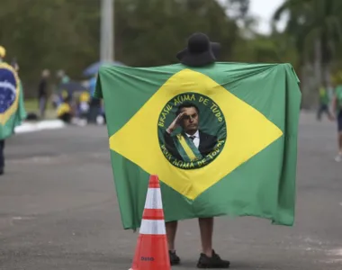 Brasileiros culpam ex-presidente por ataque
