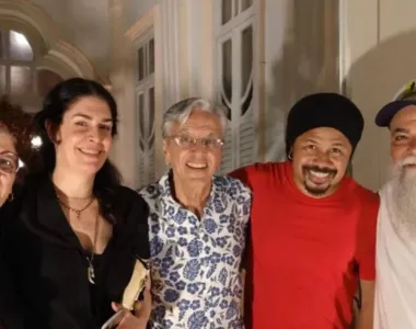 Caetano Veloso e esposa foram vistos curtindo o show de  Magary Lord em Salvador