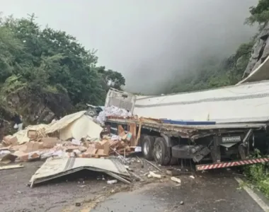 Veículo ficou atravessado na via por 12 horas e teve a sua carga saqueada