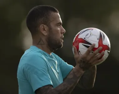 Daniel Alves está preso na Espanha