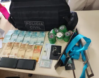 34 trouxas de maconha, 2 tabletes da drogas e dinheiro foram encontrados