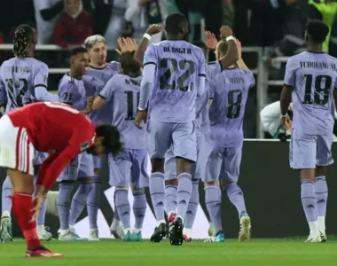 Real Madrid goleia a equipe rival por 4 a 1, com direito a gols de Vini Jr. e Rodrygo